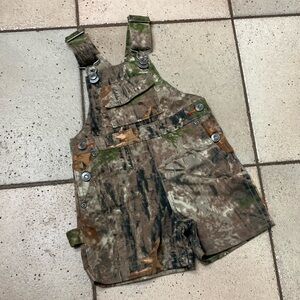 Cabella overalls shorts, size 12 months